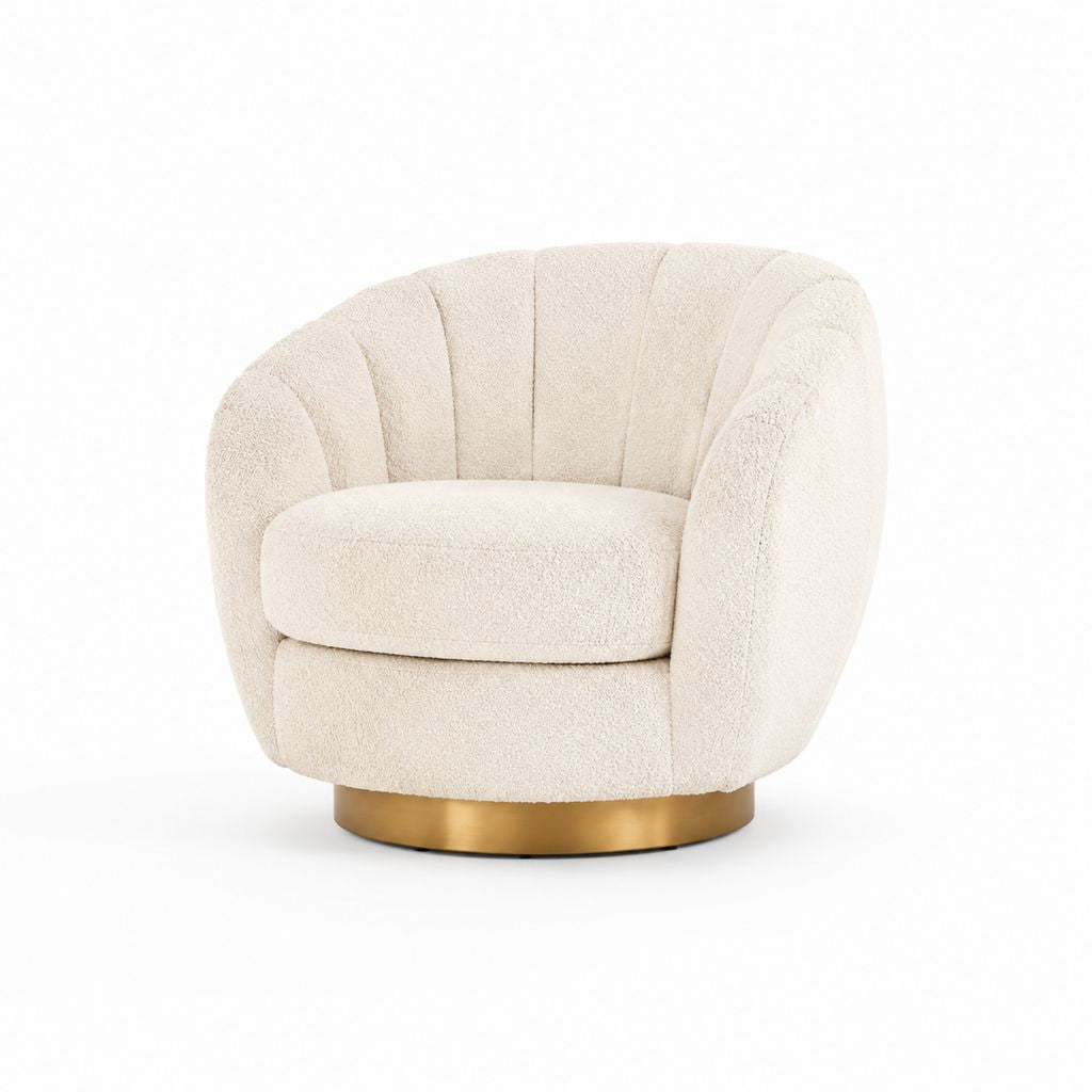 Poltrona da soggiorno bouclé crema con base in acciaio color ottone 82 x 76 x 78 cm